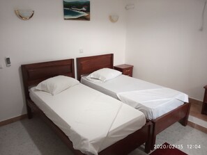 Tabla de planchar con plancha, wifi gratis y ropa de cama
