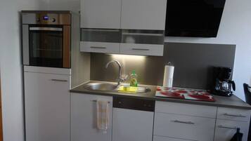Refrigerador, horno, lavavajillas y cafetera y tetera
