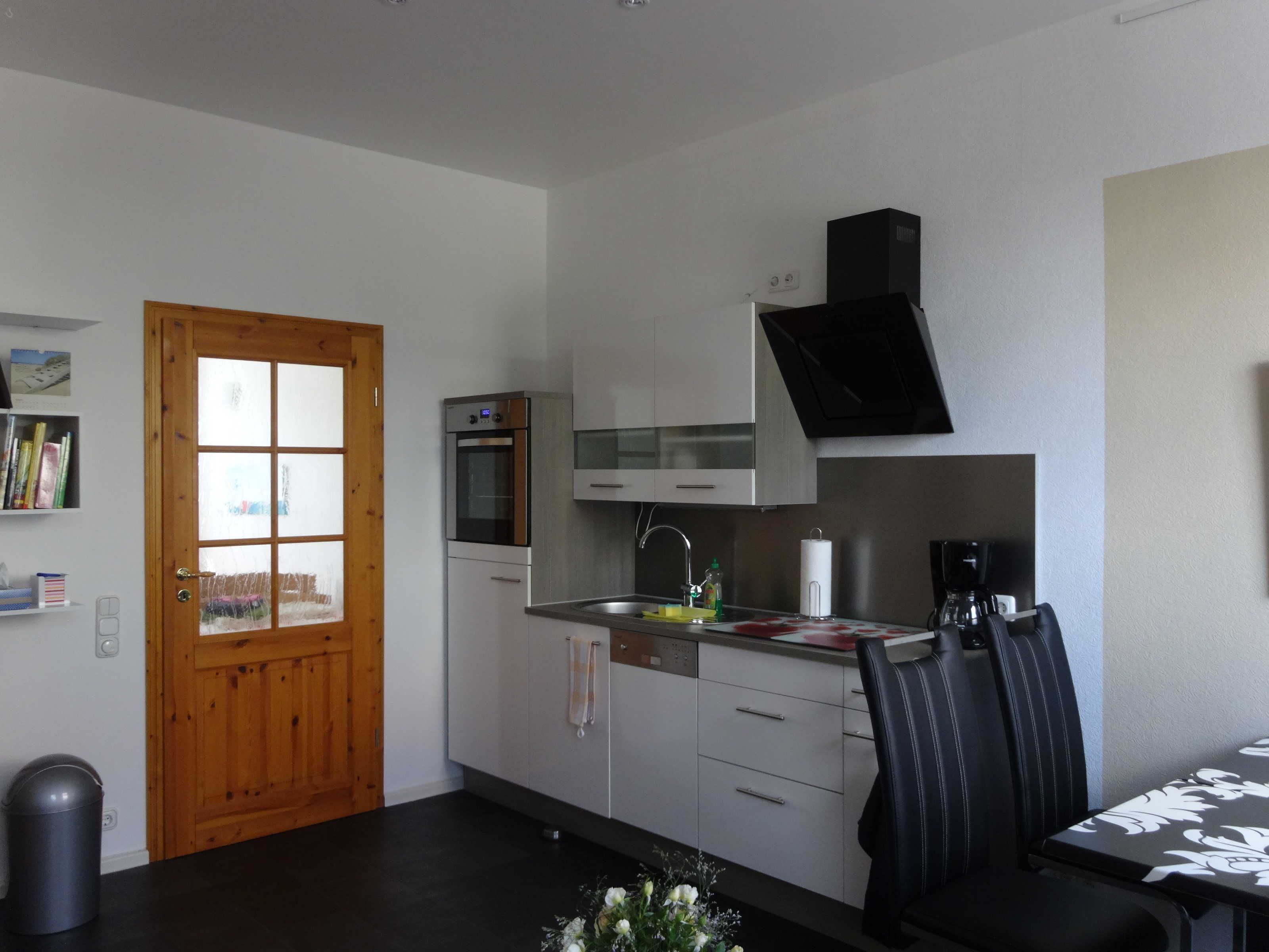 Kühlschrank, Ofen, Geschirrspüler, Wasserkocher mit Kaffee-/Teezubehör