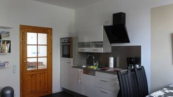 KĂŒhlschrank, Ofen, GeschirrspĂŒler, Wasserkocher mit Kaffee-/Teezubehör