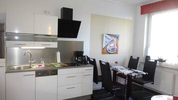 Kühlschrank, Ofen, Geschirrspüler, Wasserkocher mit Kaffee-/Teezubehör