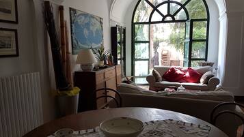 Villa, 2 Schlafzimmer, Terrasse, Gartenblick | Speisen