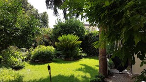 A well-maintained garden with various plants and a pathway. - Dimora Aganoor Relais & Gourmet Experience (Cava de' Tirreni)