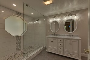 Combined shower/bathtub, hair dryer, towels - Shuffleboard Table, Golden Tee & Pac Man Arcades, Foosball, Spa + 7mins to Lake – TreeHouse Estate (South Lake Tahoe)