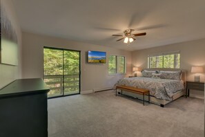 7 bedrooms, iron/ironing board, travel cot, WiFi - Shuffleboard Table, Golden Tee & Pac Man Arcades, Foosball, Spa + 7mins to Lake – TreeHouse Estate (South Lake Tahoe)