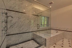 Combined shower/bathtub, jetted bath, hair dryer, towels - Spa, Shuffleboard, Foosball, Grill, Wifi, 7mins to Heavenly/ Lake/ Casinos – Redwood Manor (South Lake Tahoe)