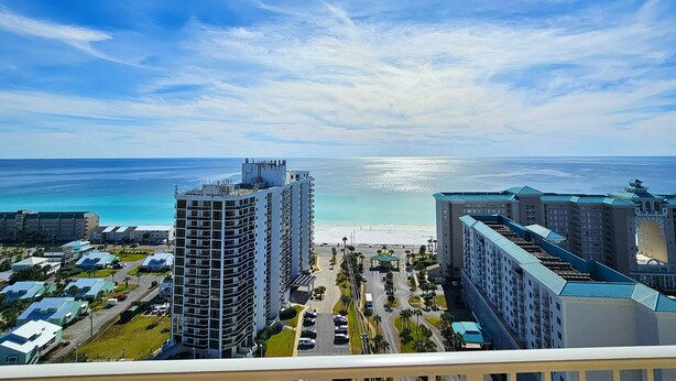 A high-rise hotel with a view of the beach and ocean. - AD 1 2104, a spacious 2-bedroom condo in Destin, Fabulous views (Destin)