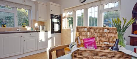 ثلاجة، ميكروويف، فرن، غسالة أطباق