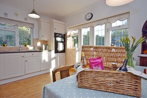 Fridge, microwave, oven, dishwasher - Little Crossways , Goodwood -  an annexe that sleeps 2 guests  in 1 bedroom (Chichester)