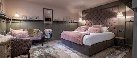 Ropa de cama hipoalergénica y caja de seguridad en la habitación