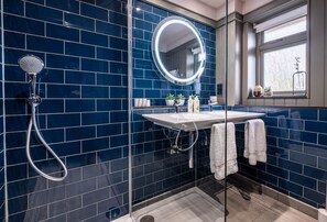 Deluxe Double or Twin Room (Juniper) | Bathroom | Eco-friendly toiletries, towels - The Three Blackbirds (Newmarket)