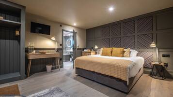 Family Room (Rosehip) | Hypo-allergenic bedding, in-room safe, individually decorated