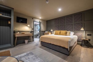 Family Room (Rosehip) | Hypo-allergenic bedding, in-room safe, individually decorated