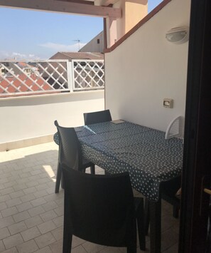 Outdoor dining - Roth House (Alghero)