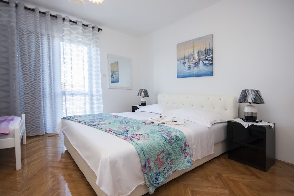 Apartment (Three Bedroom Apartment) | Desk, iron/ironing board, WiFi (free), bed sheets