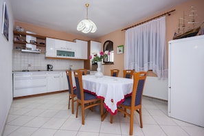 Apartment (Two Bedroom Apartment) | Essbereich im Zimmer