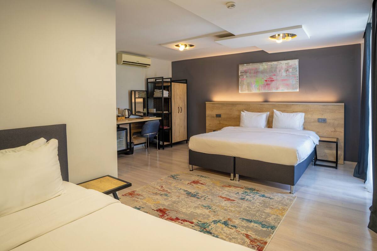 Superior Triple Room, Corner | Peralatan tempat tidur premium, bar mini, peti besi dalam bilik, meja 
