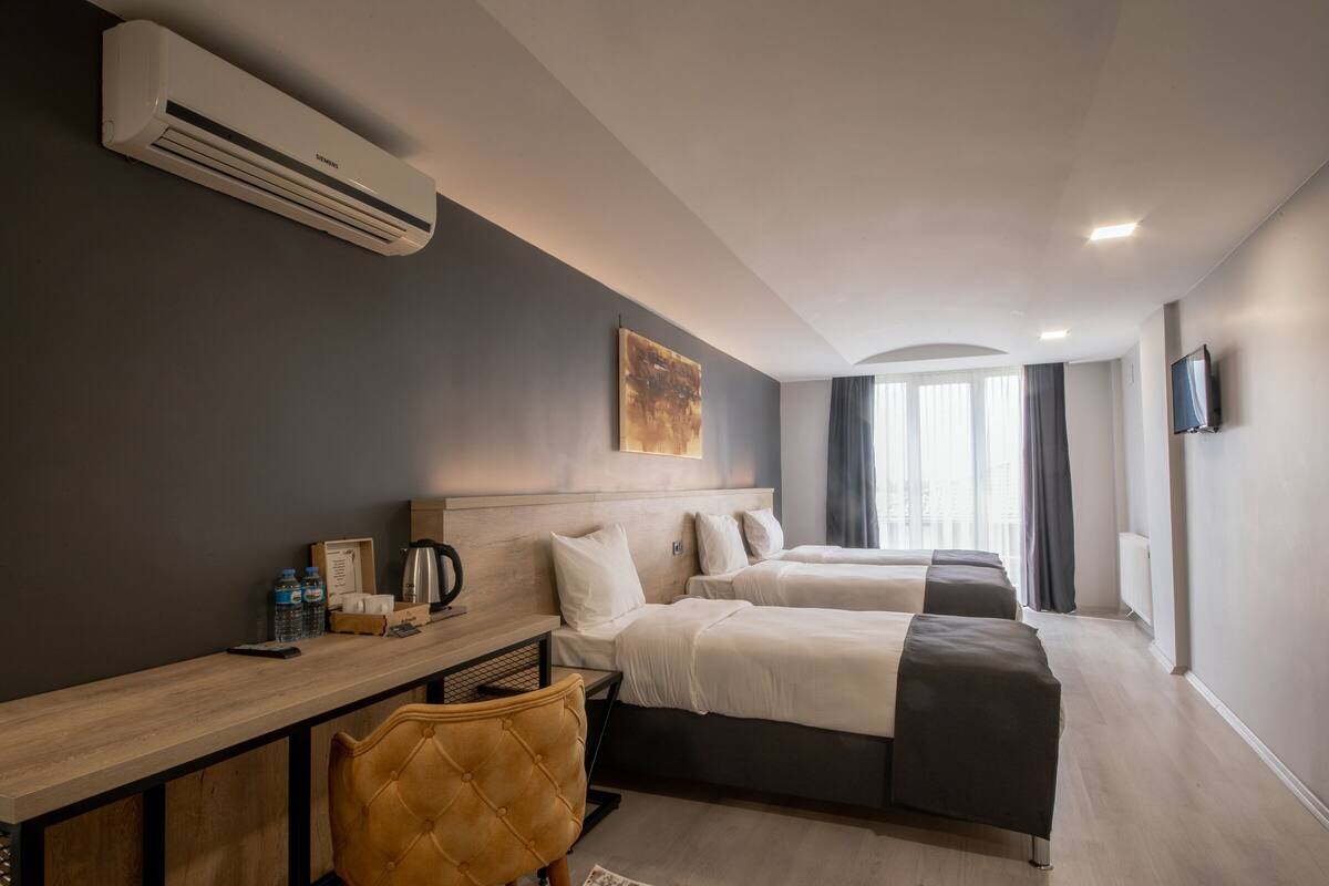 Peralatan tempat tidur premium, bar mini, peti besi dalam bilik, meja 