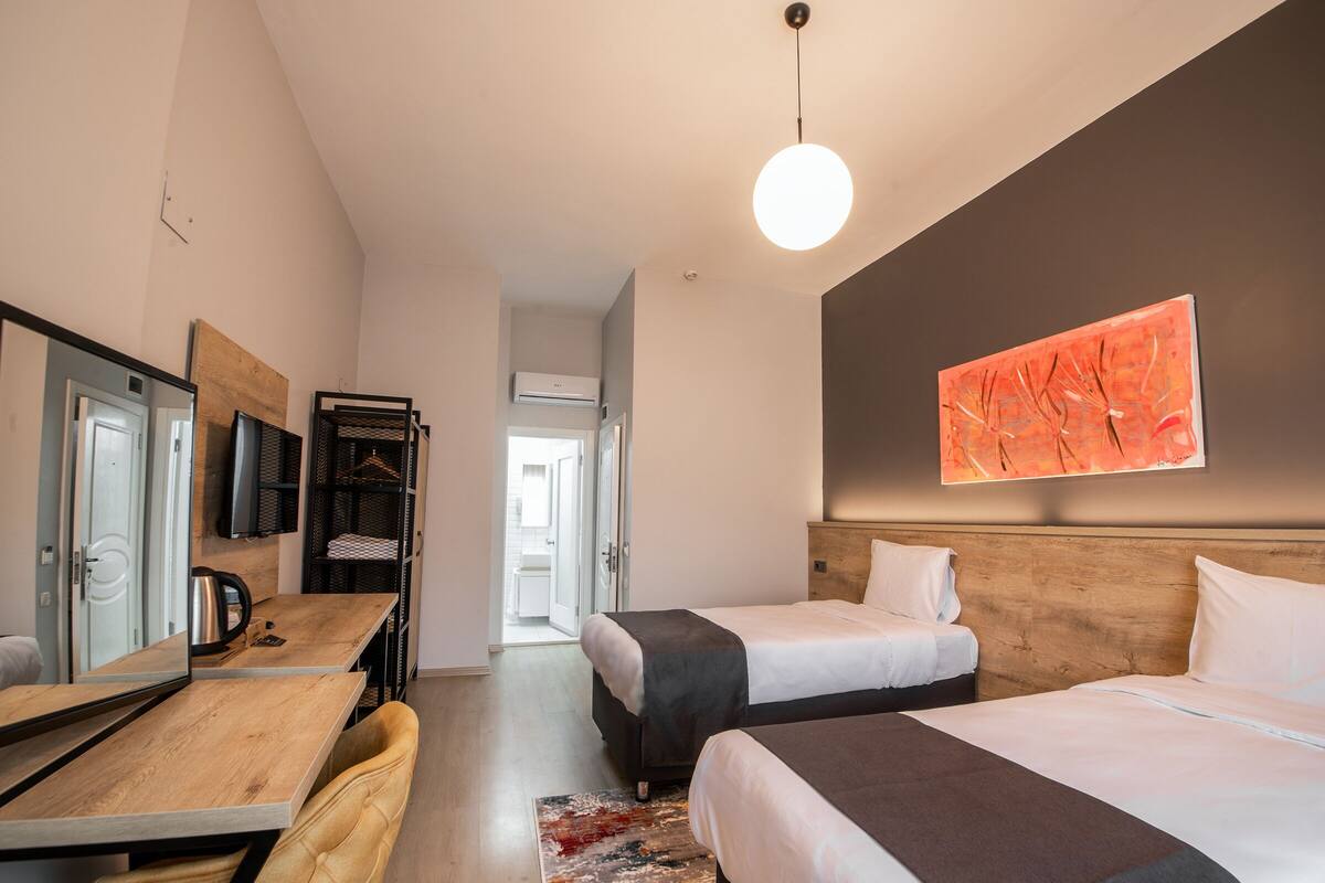 Superior Twin Room, Corner | Peralatan tempat tidur premium, bar mini, peti besi dalam bilik, meja 