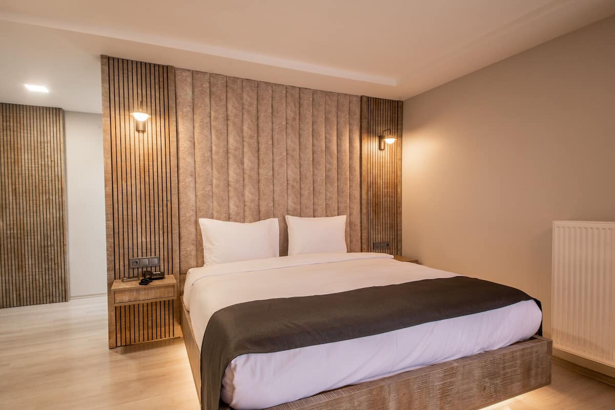 Junior Suite, City View, Corner | Peralatan tempat tidur premium, bar mini, peti besi dalam bilik, meja 