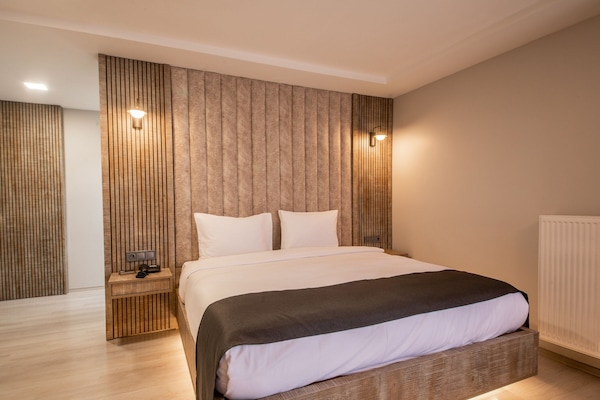 Suite – junior, byutsikt, hjørnerom | Sengetøy av topp kvalitet, minibar og safe på rommet