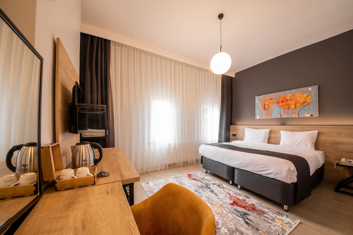 2 bedrooms, premium bedding, minibar, in-room safe
