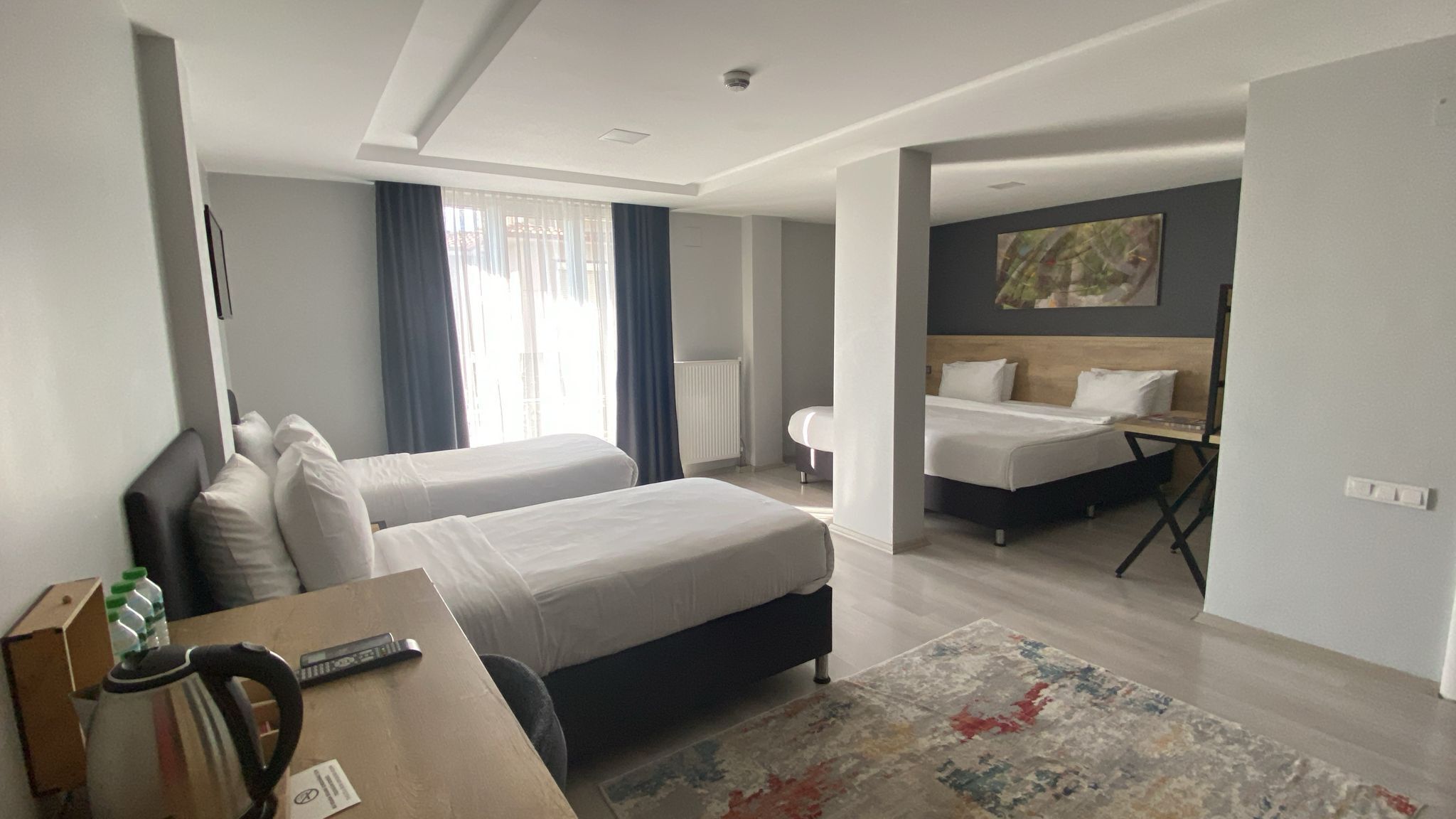 Chambre quadruple supérieure | Literie de qualité, minibar, coffre-fort, décor unique