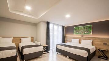 Quarto quádruplo superior | Roupas de cama premium, frigobar, cofres nos quartos