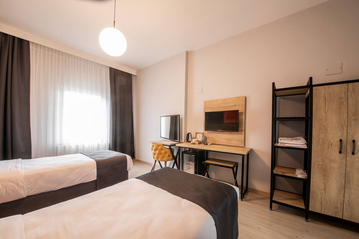 Superior Room | Peralatan tempat tidur premium, bar mini, peti besi dalam bilik, meja 
