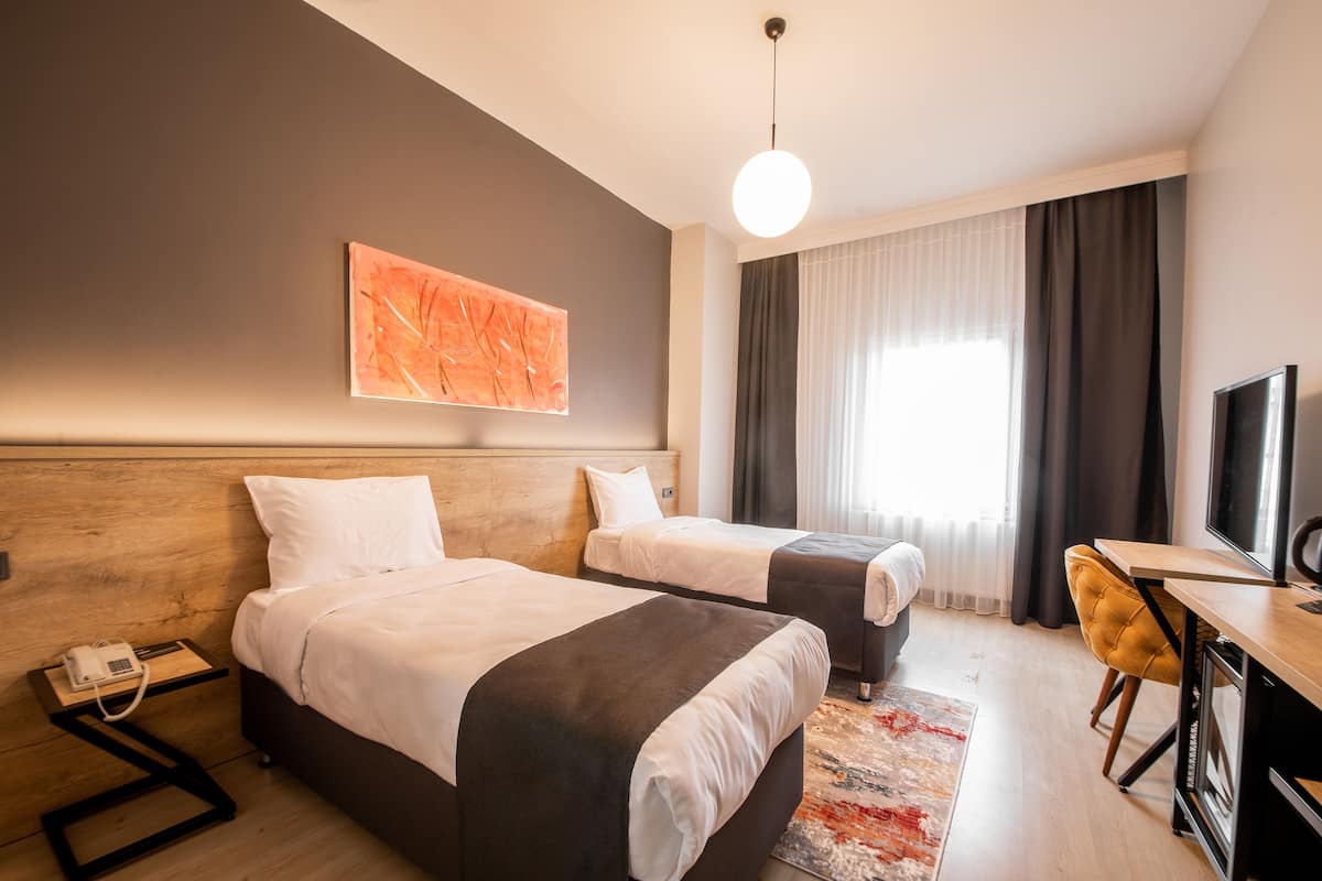 2 bedrooms, premium bedding, minibar, in-room safe