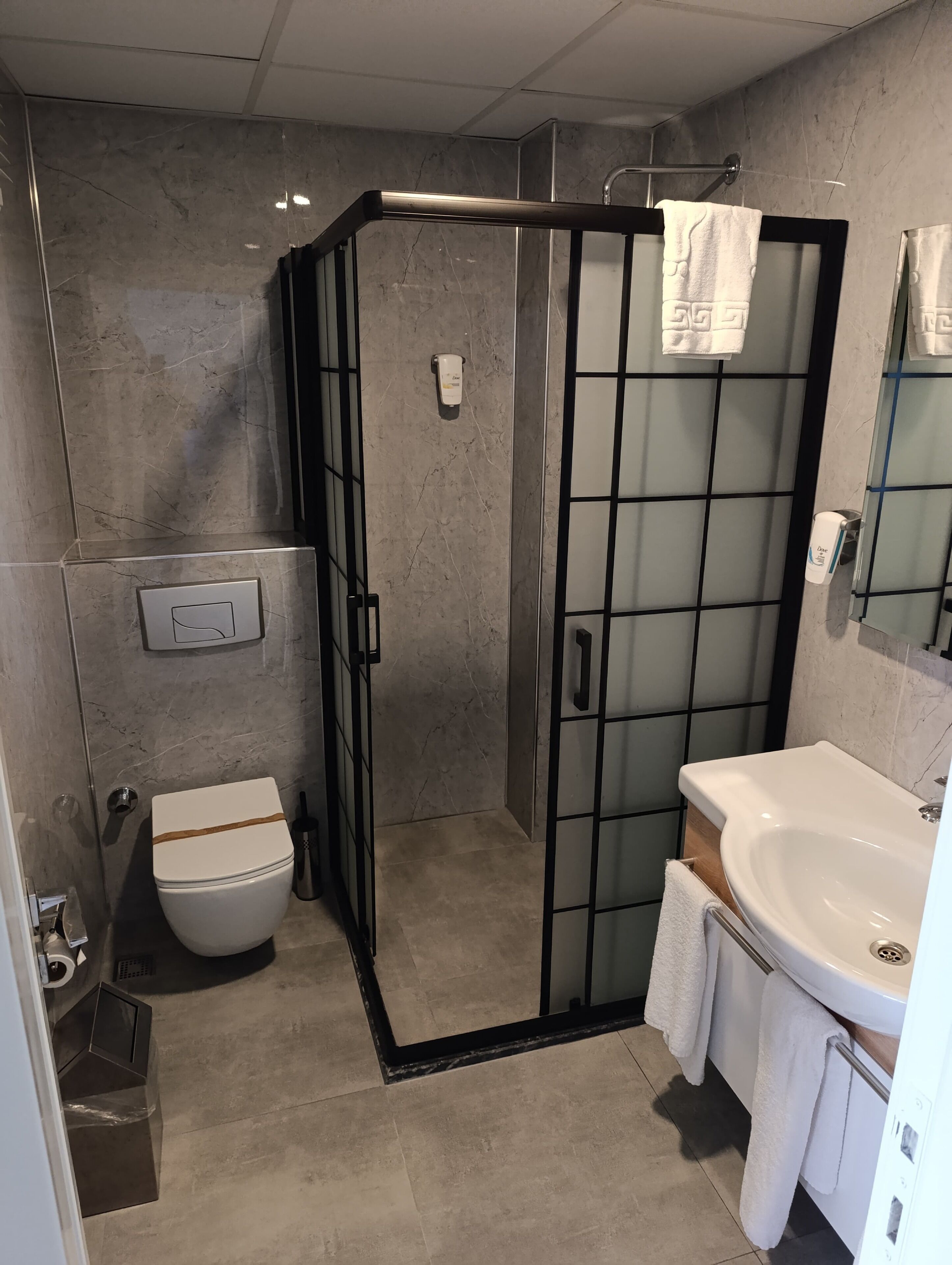 family room, multiple beds, corner | bathroom | shower, hydromassage showerhead, free toiletries, hair dryer