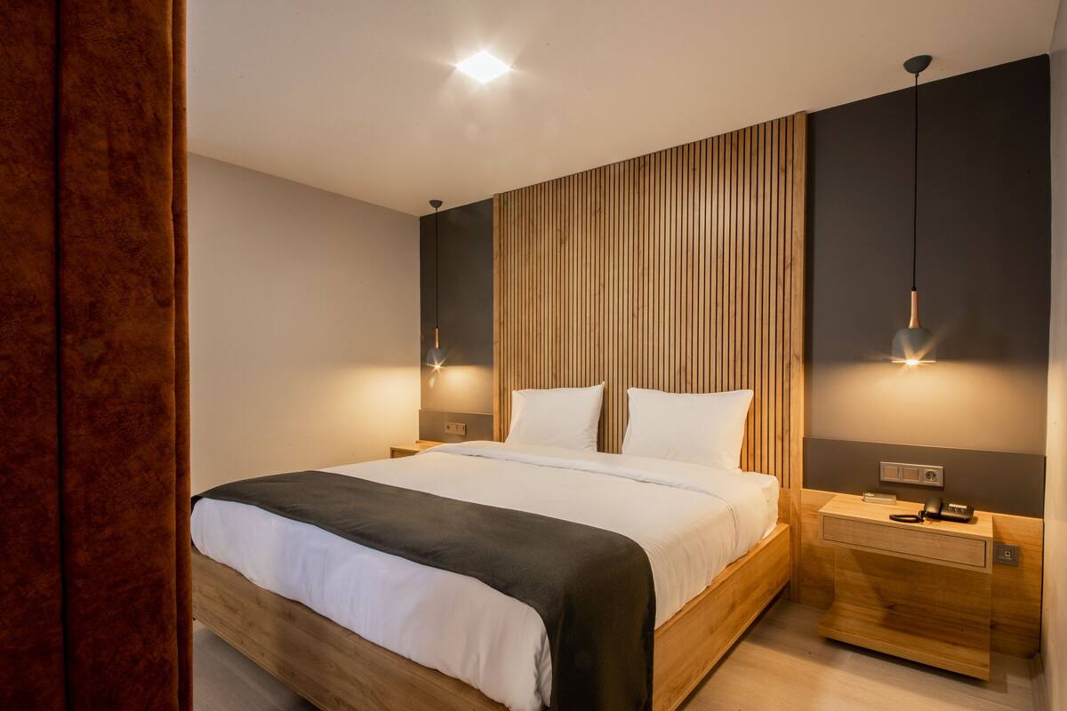 Executive Suite, Garden View, Corner | Peralatan tempat tidur premium, bar mini, peti besi dalam bilik, meja 
