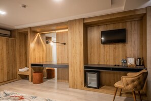 Suite ejecutiva, vistas al jardín, en esquina | Ropa de cama de alta calidad, minibar, caja fuerte