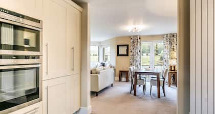 Golf Apartment @ Carus Green