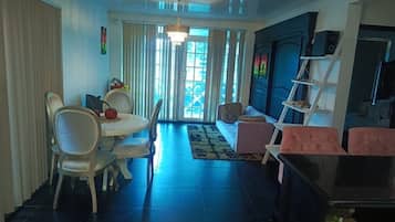 Standard Apartment, 1 Double Bed, Courtyard View | Living area