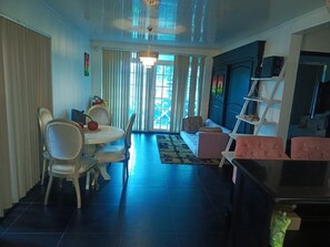 Standard-Apartment, 1 Doppelbett, Blick auf den Innenhof | Wohnbereich