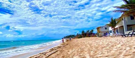 Nær stranden, hvit sand og strandbuss