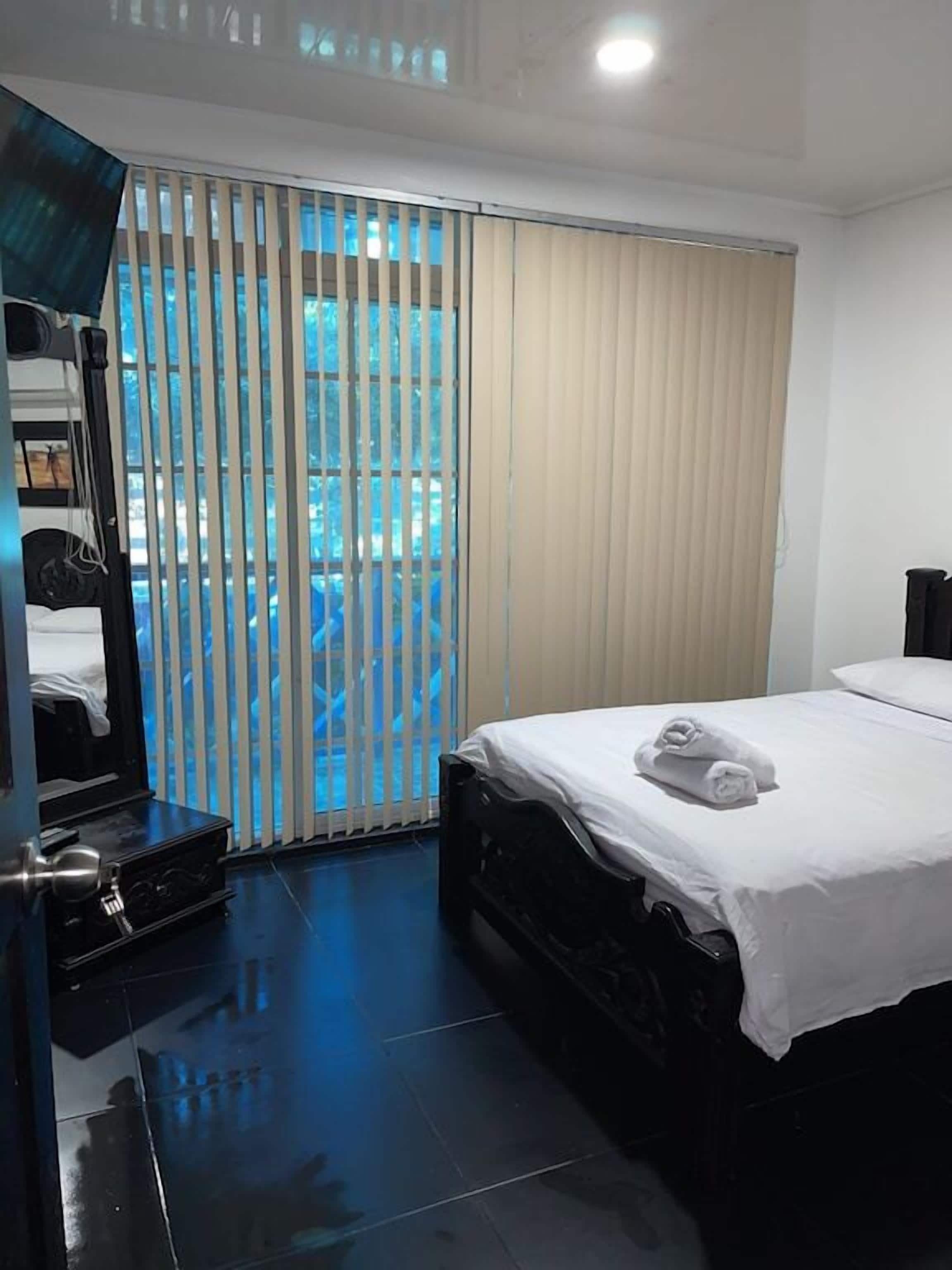 Appartement Standard, 1 lit double, vue cour intérieure | Espace de travail pour ordinateur portable, fer et planche à repasser