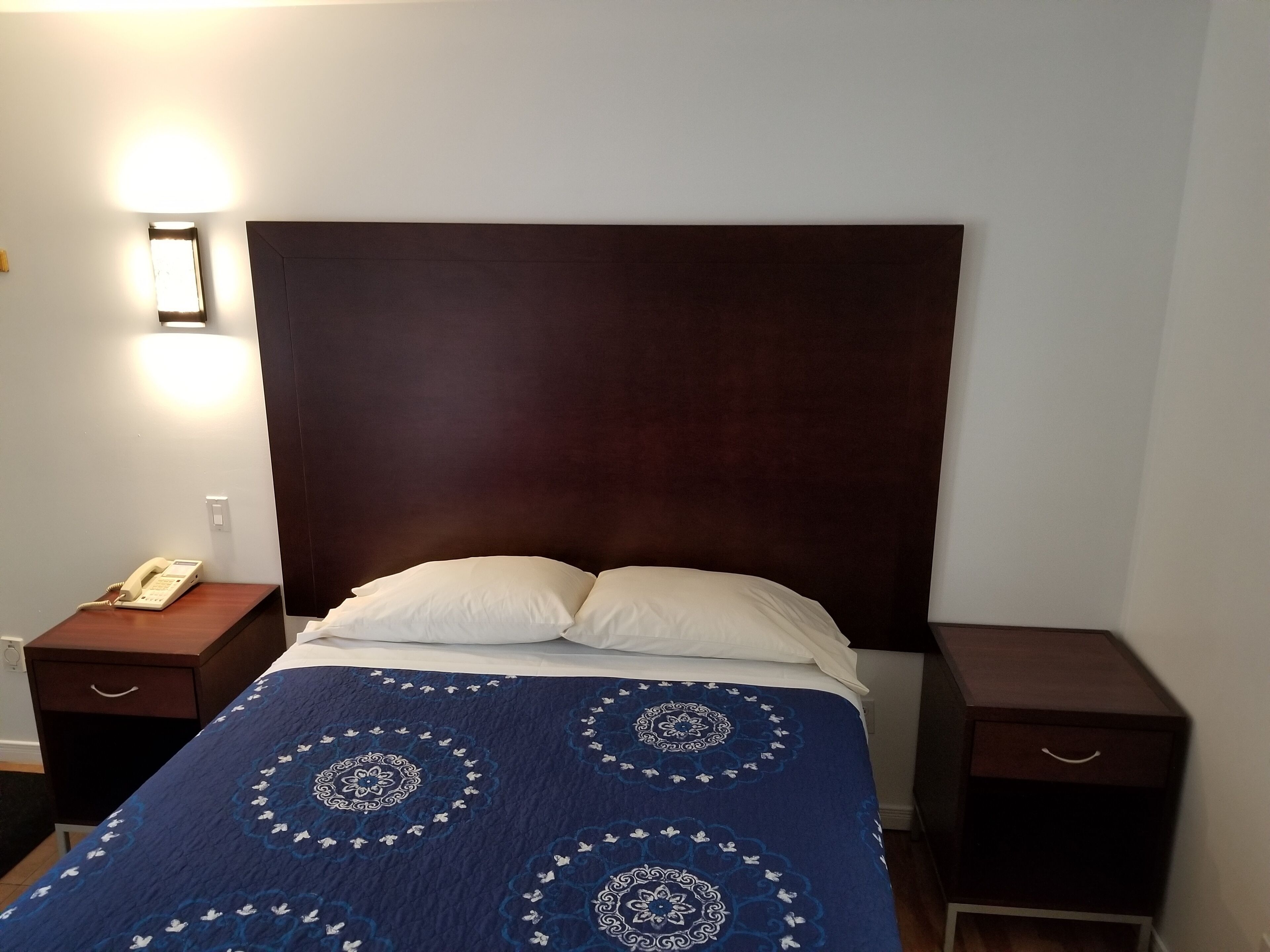 Einzelzimmer | Laptopgeeigneter Arbeitsplatz, kostenloses WLAN