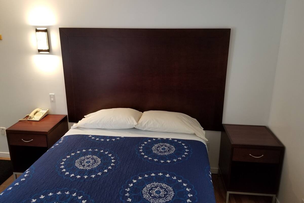 Einzelzimmer | Laptopgeeigneter Arbeitsplatz, kostenloses WLAN