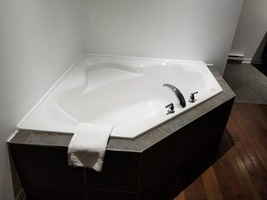 Duschwanne, Whirlpool, kostenlose Toilettenartikel, Handtücher