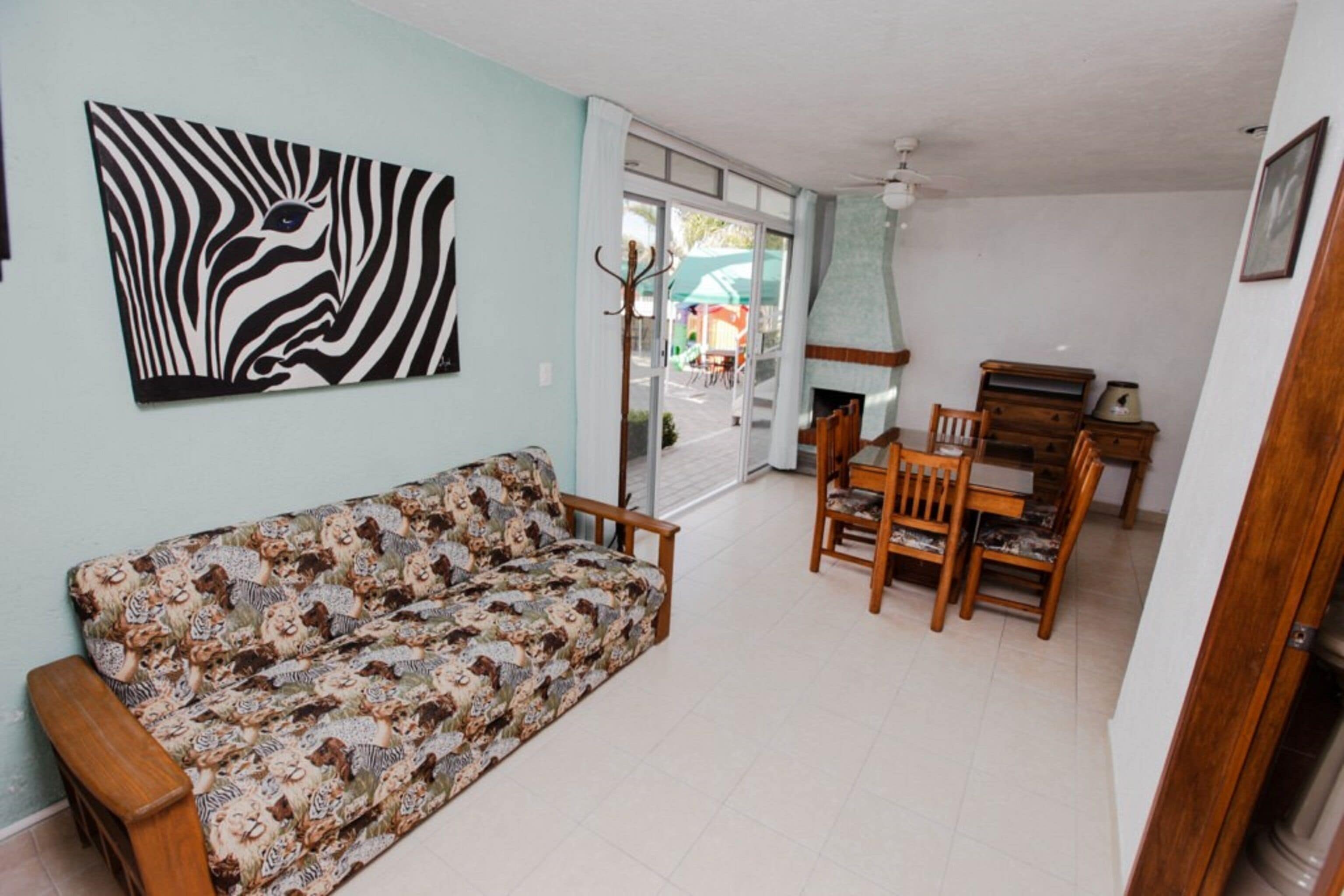 家庭套房 | 客廳 | 24 吋平面電視連衛星電視頻道、電視