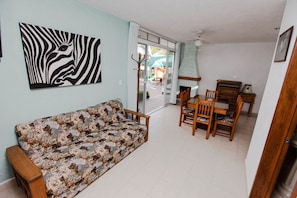 Family Suite | Living area | 24-inch flat-screen TV with satellite channels, TV - Natural Suites Hotel- cerca de Africam Safari Valsequillo Puebla (Puebla)