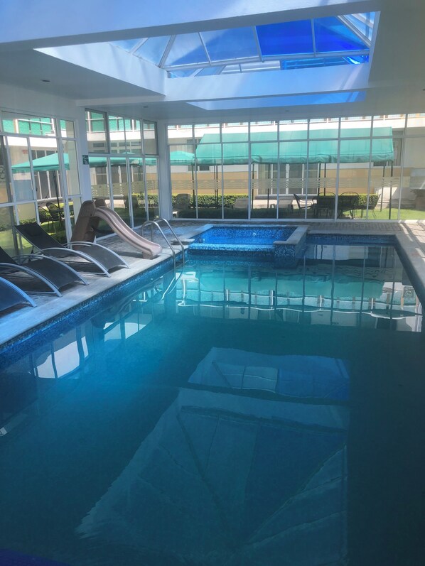 Télévision à écran plat de 24 pouces avec chaînes par satellite