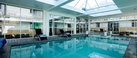 2 piscinas techadas, una piscina al aire libre