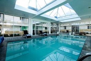 2 piscines couvertes, piscine extérieure