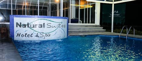 2 piscinas internas, piscina externa