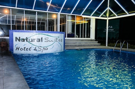 2 piscinas techadas, una piscina al aire libre