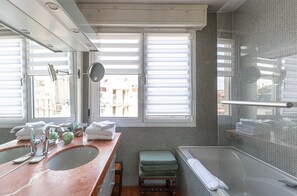 Badewanne, Haartrockner, Handtücher