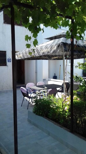 Apartment (Three Bedroom Apartment) | Terrasse/Patio